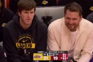 纽约记者：湖人G4应故意输球 以确保东契奇和里夫斯多休息一会