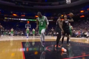 无大碍！杰伦·布朗持球对抗出现崴脚 简单调整后继续作战