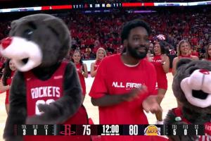 不行你上去打吧？火箭球迷logo三分一击毙命 带走25000美元！