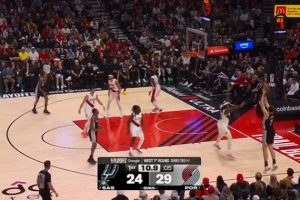 出不来就投他！科内特底角接球面对罗威命中三分球