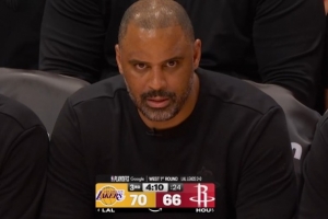 刀一个人的眼神是藏不住的！申京打肯纳德中投三不沾 乌度卡凝视