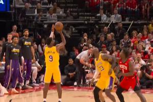 父爱如山！布朗尼借詹姆斯掩护 三分线外轰进季后赛生涯首分！