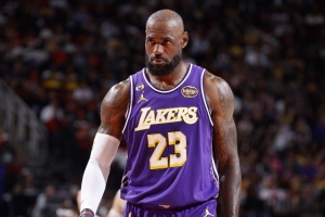 媒体人：有詹姆斯在队里 湖人展现出来的精神风貌和火箭天壤之别