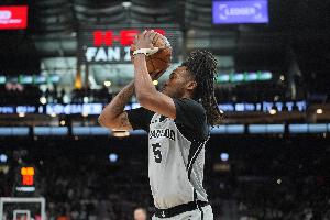 卡斯尔：我开场就充满了侵略性&没有过多投外线 在防守端也很专注