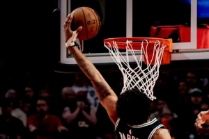 下半场主导逆转！马刺官方晒赢球海报 哈珀飘逸隔扣入镜