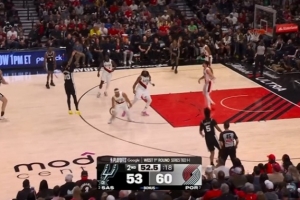 百步穿杨！朱利安·尚帕尼追身三分命中 帮助球队追到4分