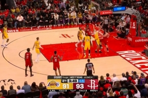 要扳回一城？申京强突海斯压哨上篮 火箭获得本场最大领先4分！