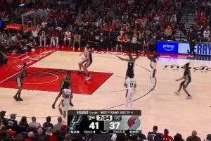 连珠炮！朱·霍勒迪持续发力 连续三分轰进独得8分率队反超