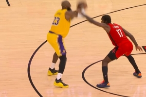 小老弟还得练！伊森伸手贴防 詹姆斯突然拔起中投造成两罚！