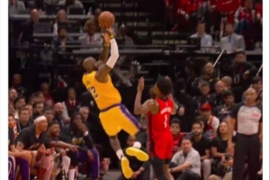 当年同一位置绝杀猛龙！美媒转发詹姆斯45度打板：猛龙球迷PTSD了