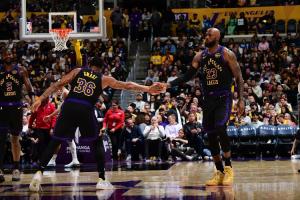 这比赛都能赢最后41秒落后6分 湖人12秒疯狂扳平 加时取胜！