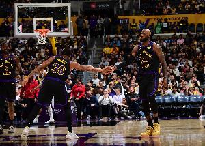 老詹倒地拼地板球！斯玛特：他23年如一日 我们为此感到自豪！