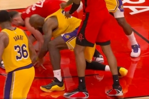 正是奋斗的年纪！詹姆斯切球后倒地拼抢地板球 拿到争球机会