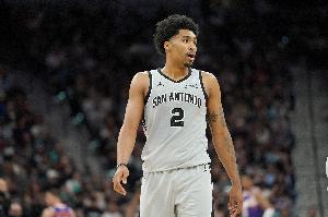 挺身而出！哈珀内外开花连得5分 帮助马刺努力追赶