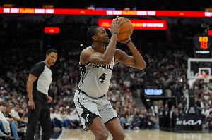 福克斯丝滑转身后仰跳投反超！马刺领先1分进入第四节