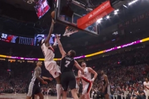 冲击力十足！格兰特强攻顶开防守 上篮打成2+1