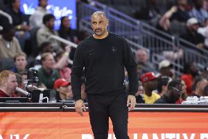 解说：谁能想到季后赛首轮第一个3-0出在湖人火箭这儿