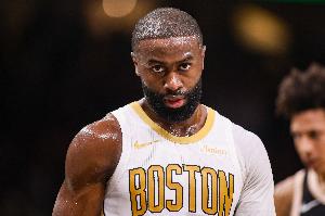 将功补过！杰伦·布朗失误迅速追防钉板大帽乔治上篮