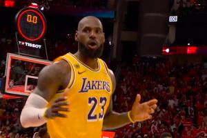 火箭逃过一劫！詹姆斯转身三分磕筐而出绝杀不中！加时了！