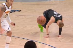 迪文受伤蹬地瞬间：右小腿和杜兰特此前受伤一样肌肉抽搐了一下！