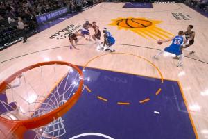 又来撩阴腿？！多特不看人撩腿绊倒布克 致布克脚踝受伤