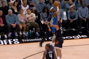 统治！亚历山大再度抢断反击暴扣 随后祭出神之武器压哨中投命中