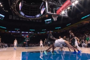 不鼓励这个！约基奇被里德轻推 飞扑在地裁判没有吹罚