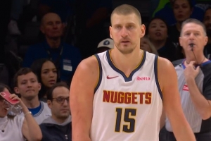 开张！约基奇背打戈贝尔 连续晃动翻身跳投高难度命中