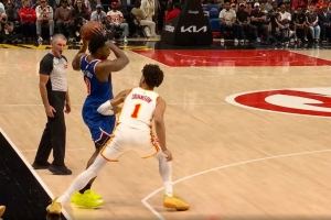 老眼昏花了！福斯特错把杰伦·约翰逊的脚看成OG的 吹后者出界