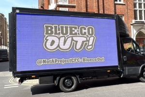 切尔西球迷组织租用数字广告车抗议：BlueCo Out！