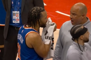 有事回家说啊！布伦森替补席与助教老爹吵起来了