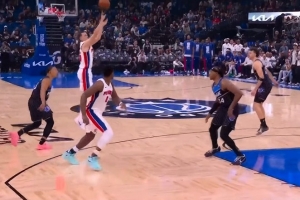 谁不是个射手呢！邓罗下半场先拔头筹 三分命中还造犯规加罚也有