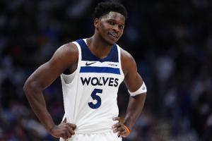 可以铁但远离伤病啊！爱德华兹半场8中1仅拿5分3板 左膝受伤