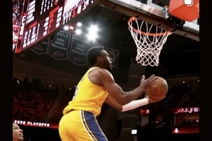 父子连线！詹姆斯转发昨日G3助攻布朗尼空接上篮慢放画面