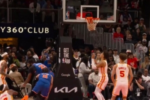 这还不换人！布伦森突破抛投2+1打成后 被奥孔武倒地时撞到膝盖