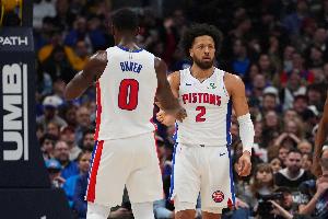 效率不高！半场坎宁安10中3拿8分5助有5失误 杜伦6中2得6分4板3帽