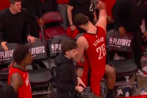 痛失好局气炸了！申京错失绝杀后在替补席怒摔毛巾 小贾一旁偷瞅