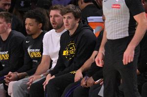 明日G4战火箭！湖人伤病报告：里夫斯出战成疑 东契奇缺席比赛