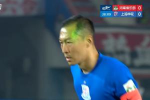 无视干扰！吴曦主罚点球时被激光笔照射，但还是稳稳主罚命中