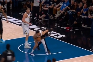 凶狠！斯潘塞·琼斯拼抢时手臂夹住麦丹脖子 被吹犯规