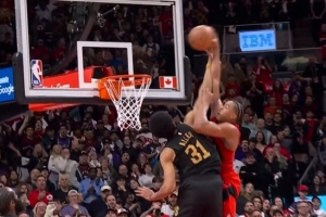 很稳！斯科蒂·巴恩斯强攻造杀伤 两罚全中率猛龙反超比分