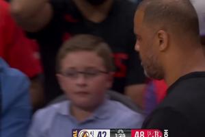 乌度卡背身难掩愤怒！詹姆斯送球权申京硬不要 艾顿喜从天降捡2分