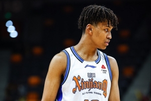 媒体人：新疆陷入低谷但6人入选短训队 能入郭导法眼潜力值得期待