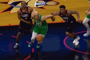 展现态度！沃尔什在76人围剿之下一抢三揽下篮板球