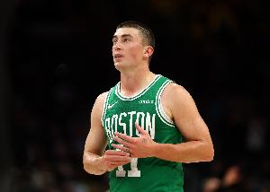 又是你站出来！普理查德借掩护三分后 追身加长三分再进！