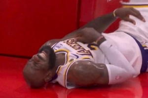 幸无大碍！詹姆斯反击被犯规重摔在地 起来后仍旧稳稳两罚全中