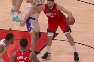 肘子开路！申京强攻海斯造成犯规 随后2罚中1&目前罚球4中2