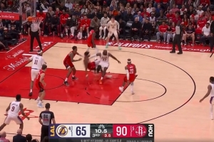 今天真没状态！詹姆斯转身突破又失误 个人本场第7次