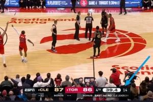 致命失误！米切尔被延误出现8秒违例 骑士白白交出球权