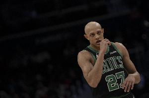 沃尔什：看到杰伦·布朗全神贯注于防守端 这激励了我们每一个人